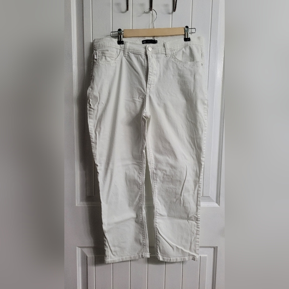Lee Easy Fit Capri Jeans for Ladies in EUC! - Picture 2 of 4